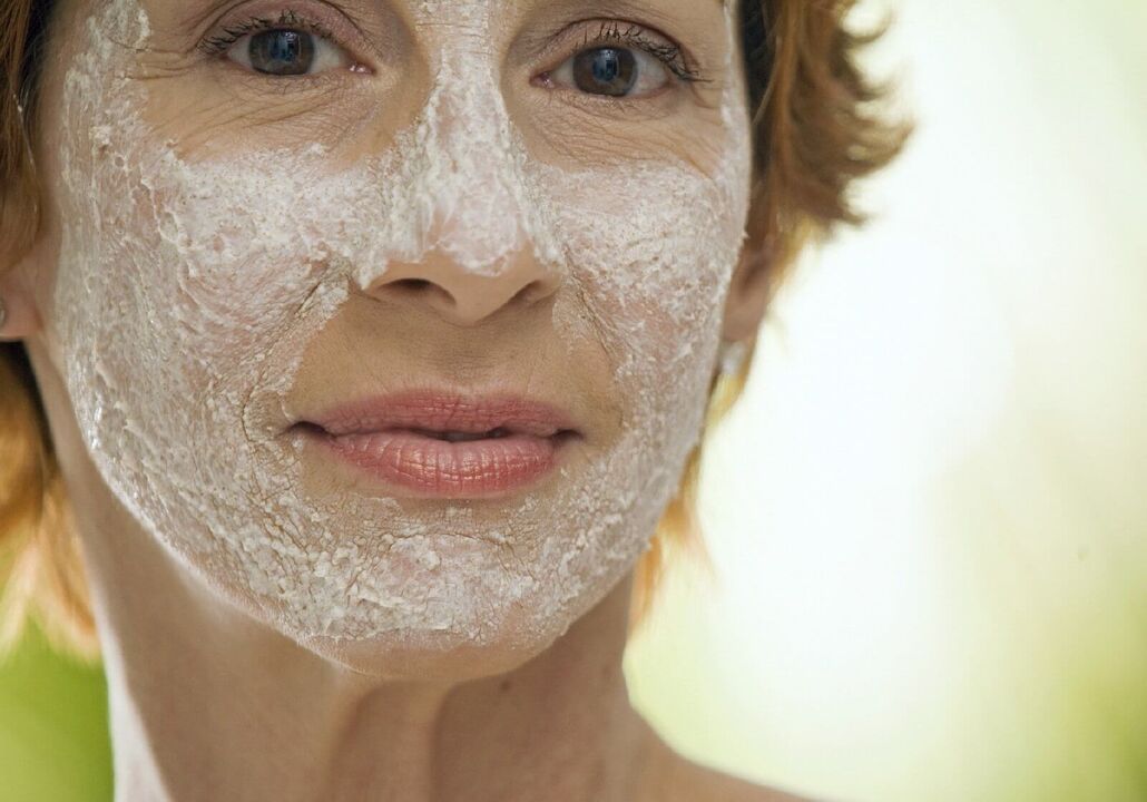 Regenerierende Maske für die Gesichtshaut nach 50 Jahren