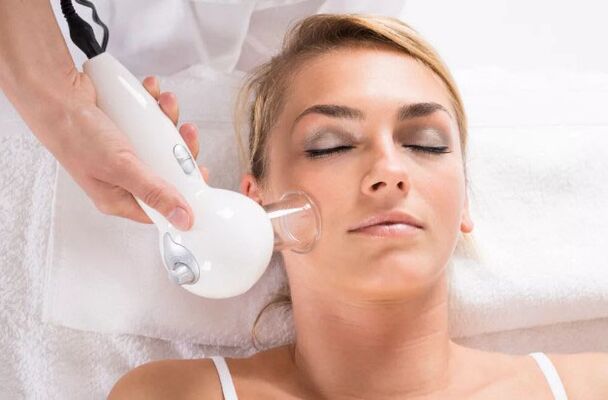 Eine Vakuummassage hilft, die Gesichtshaut zu reinigen und Falten zu glätten