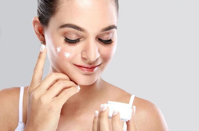 Tragen Sie die Creme vor der Verwendung des Massagegeräts auf Ihr Gesicht auf